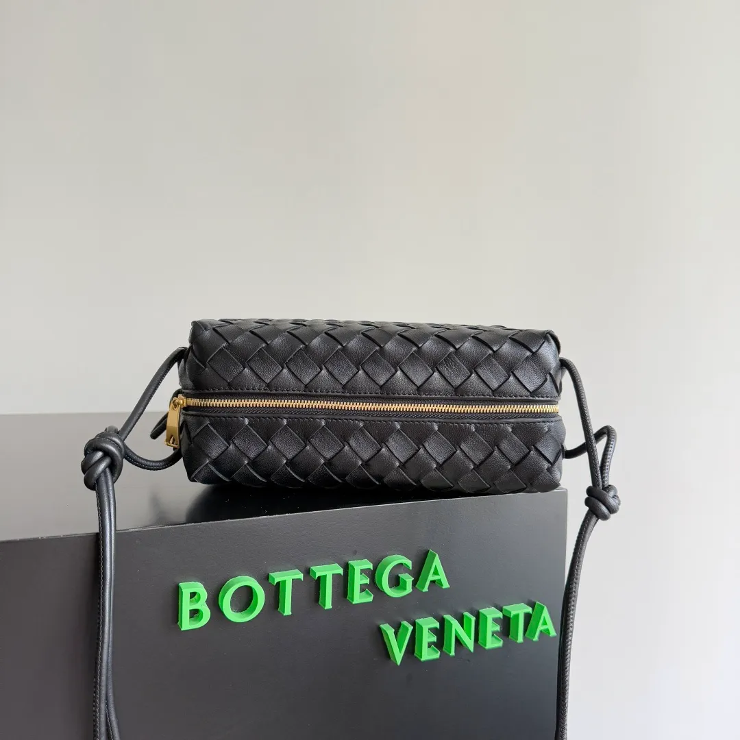 Batch 1260 𝗕𝗼𝘁𝘁𝗲𝗴𝗮 𝗩𝗲𝗻𝗲𝘁𝗮———— The latest version of the loop camera bag💥 at BV’s King of Cost-Effectiveness counter, large woven texture➕As always, ultra-high-quality lambskin, with zippers and adjustable drawstrings, it is especially suitable for the belly💫It can hold anything, and it is very light in weight, suitable for🈴️girls of all ages, size: 22*15*8cm, style number: 680255